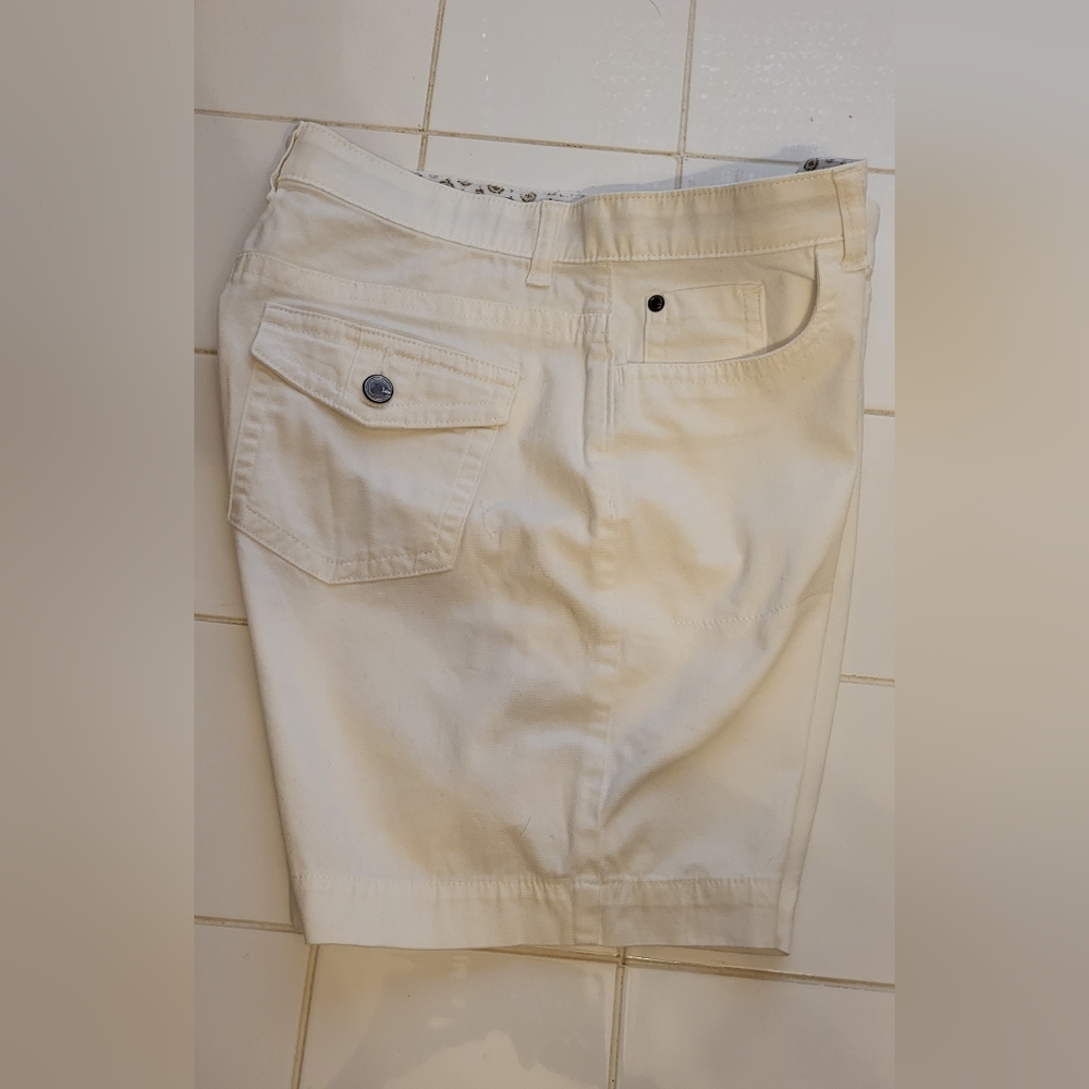😁*BOGO SALE*😁 Lee sinful soft white shorts size 10 med